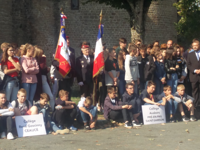 Collégiens et porte-drapeaux attentifs à la présentation de la journée