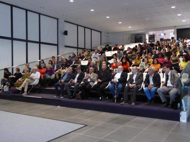 Organisateurs, partenaires, témoins et élèves assistant à la présentation des travaux dans l'auditorium des Archives départementales