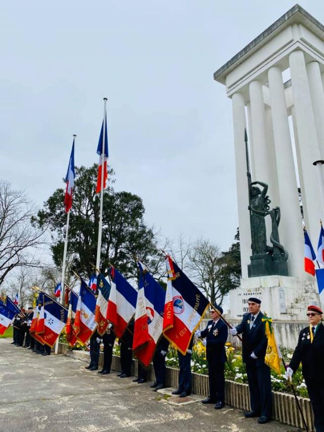 Les porte-drapeaux devant le monument aux morts