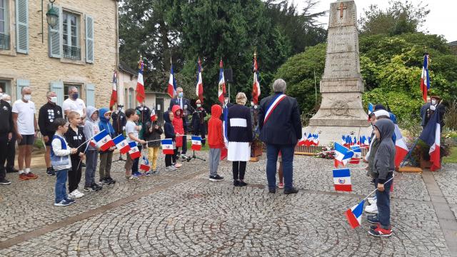 Le maire de Grand-Champ dépose une gerbe en compagnie de Véronique Peaucelle-Delelis, directrice générale de l'ONACVG