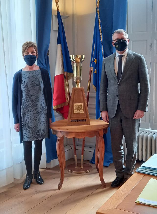 M. Jean-Sébastien La Montagne, préfet des Ardennes, accueille le flambeau du service départemental de l'ONACVG remis par Mme Marie-Agnès Hyon-Paul, directrice.