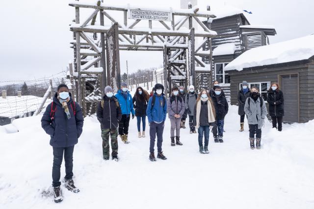 Les élèves du collège Louise Weiss devant l'entrée du camp