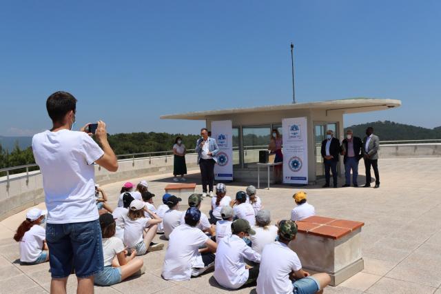 Les lauréats du concours des Petits artistes de la mémoire sur la terrasse du Mont-Faron.