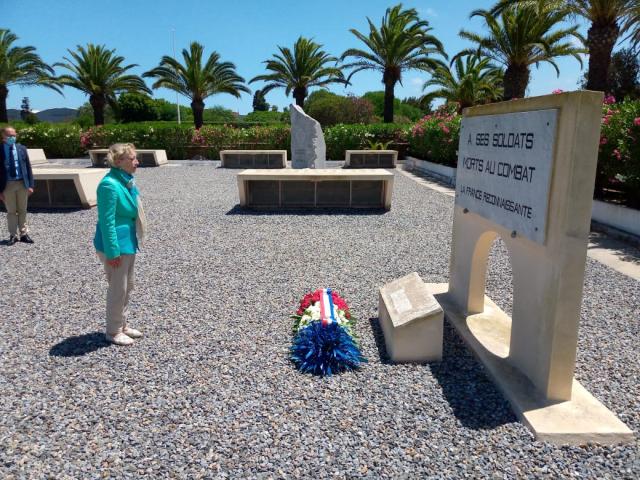 Dépôt de gerbe au carré militaire de Ben M'Sick à Casablanca.