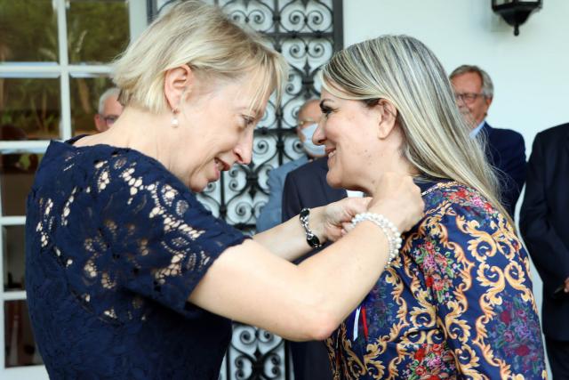 Remise de l'insigne de chevalier de l'ordre national du Mérite à Mme Baggio.