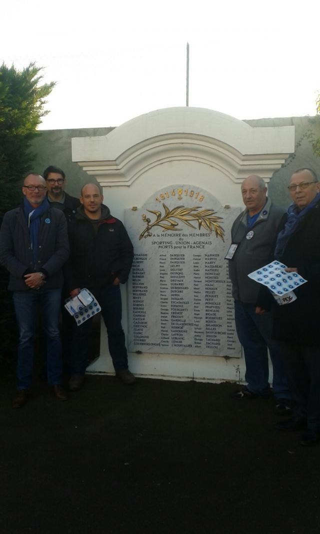 Les collecteurs de l'ANOPEX 47 devant le monument aux morts du stade Armandie