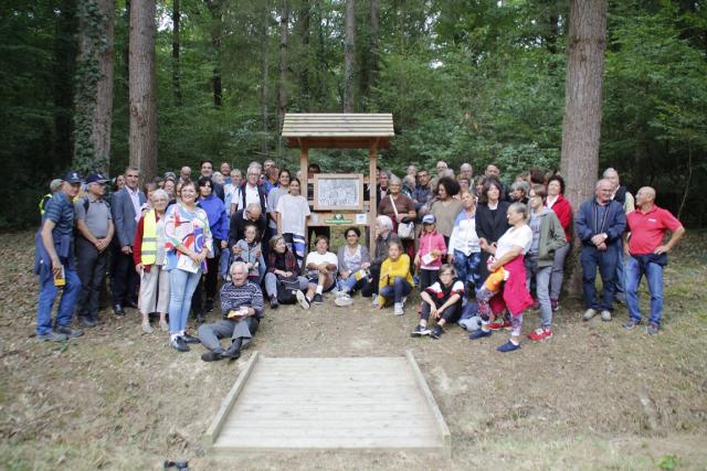 L'ensemble des participants devant la stèle "RAYNAL" en forêt de Berdoues