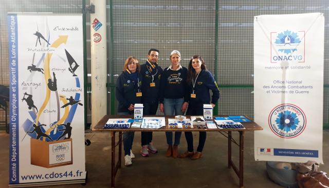 Samedi 16 novembre, le Bleuet de France a été promu lors de la rencontre opposant le Volley-Ball Nantes au Municipal Olympique Mougins Volley-Ball au stade Mangin-Beaulieu. Les bénévoles du club ont arboré le Bleuet à cette occasion. (Crédit photo : Rémi Lasserre)