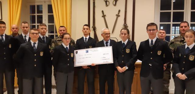 Le colonel Dosseur entouré des Brutions remettent le chèque au profit du Bleuet de France