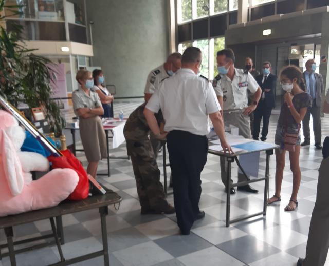 clôture de la journée par une tombola en présence du Gouverneur militaire de Lyon