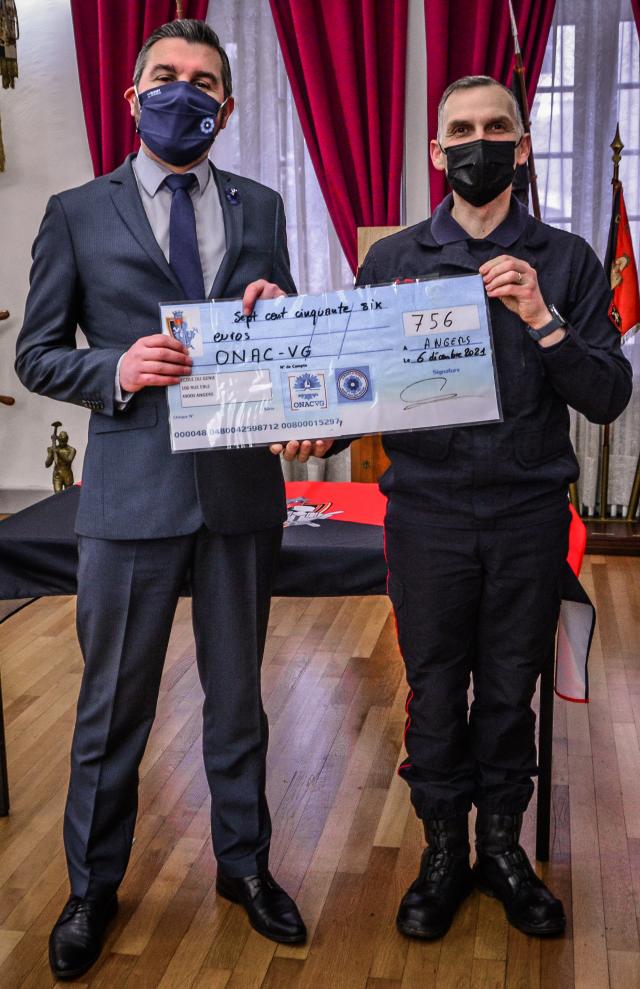 Remise du chéque de l'école du Génie d'Angers pour le Bleuet de France