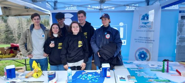 Les jeunes bénévoles (IHEDN etr SNU)sur le stand ONAC