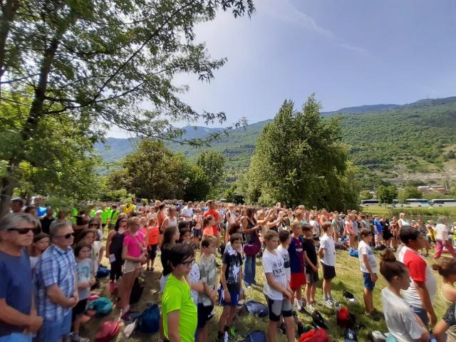 Les enfants attentifs pendant le dévoulement du panneau mémoriel