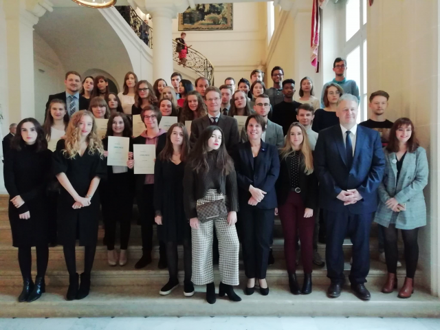 Les lauréats allemands du concours de bande dessinée, accompagnés de l'Ambassadeur d'Allemagne, Nikolaus Meyer-Landrut