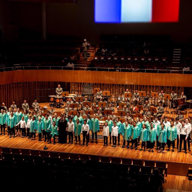 Les jeunes de l'association JAVA et les musiciens de la Légion étrangère sur scène.