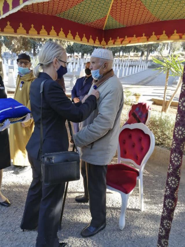 L'ambassadrice de France remet une Croix du combattant.