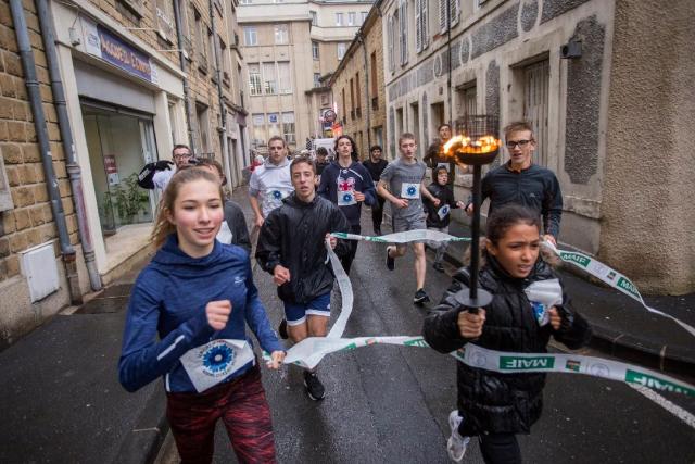 La flamme parcourant la ville aux couleurs du bleuet de France 