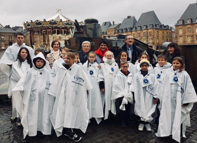 Mme Darrieussecq, la rectrice, l'inspecteur d'académie et la directrice du sd entourés par des jeunes participants