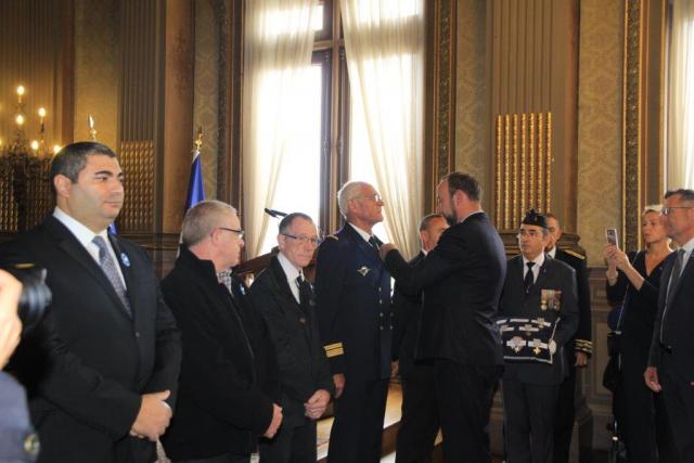 Remise de la croix du combattant par M. David Robo, maire de Vannes