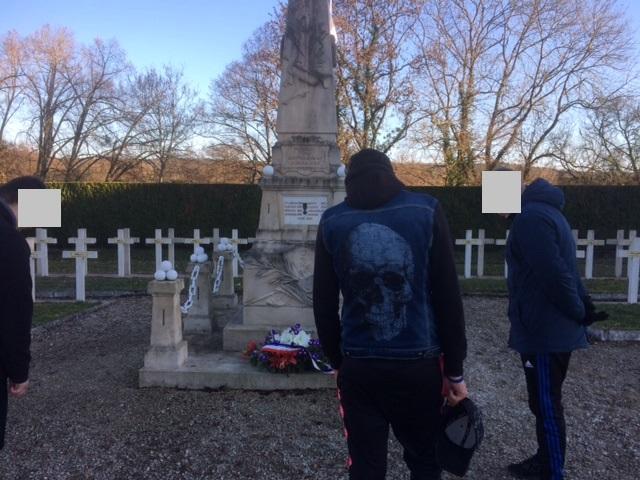 Moment de recueillement au carré militaire de Chaumont-Saint-Aignan