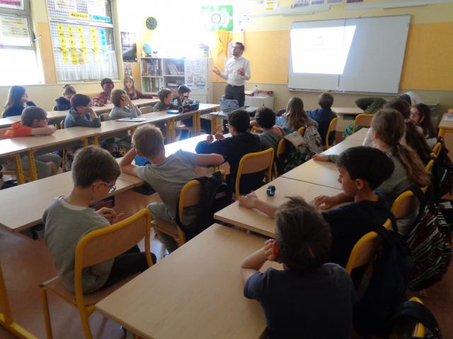 Animation devant les CM2 de l'école Condorcet à Angers