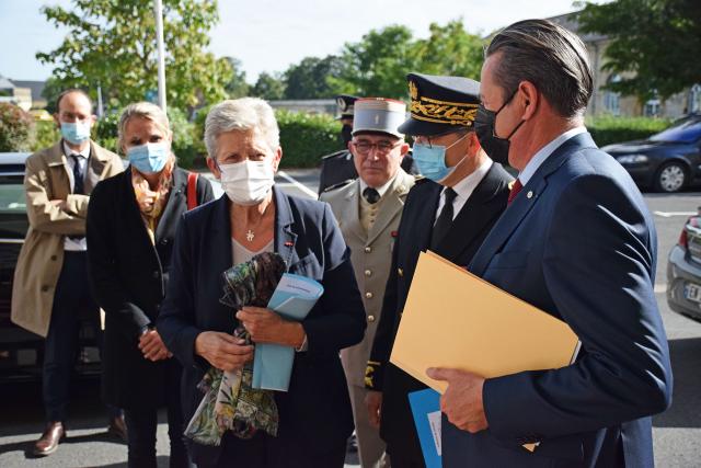 Accueil de Mme Darrieussecq par M. Franck Leconte, chef du département Reconnaissance et Réparatio; du 