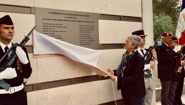 Dévoilement de la plaque commémorative portant le nom des 21 soldats inhumés