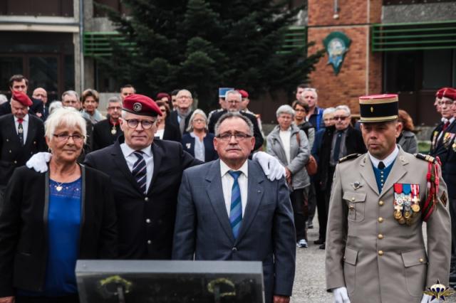 Des parents devant la stèle de leurs fils