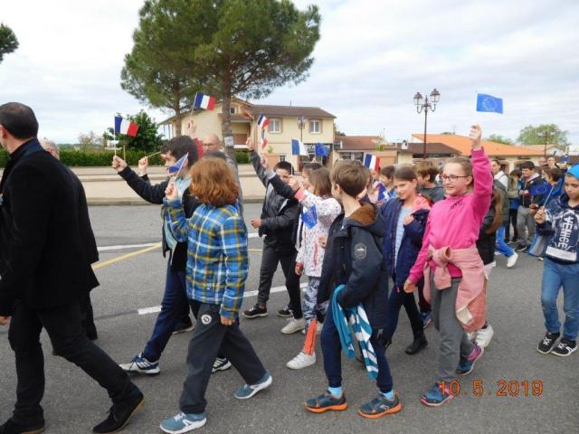 Les enfants s'acheminent en cortège vers le monument aux morts