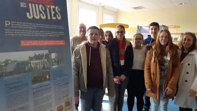 Les collégiens avec l'exposition ONACVG