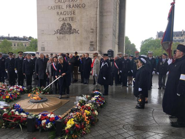 Geneviève Darrieussecq ravive la flamme sous l'arc de triomphe à l'occasion de la journée nationale des victimes et des héros de la Déportation