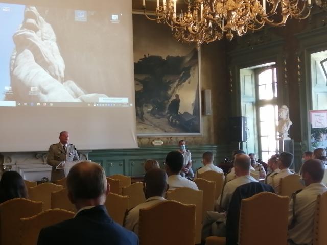 Le Colonel Schoonmann, commandant de la base de défense de Belfort accueille les nouveaux arrivants