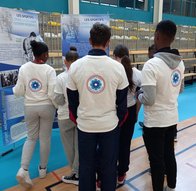 Jeunes devant une expo