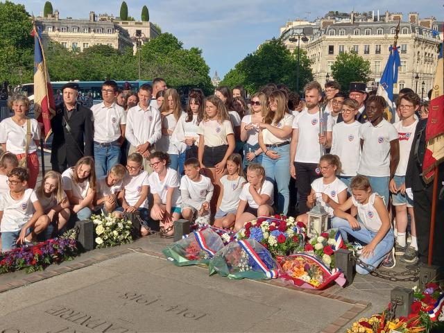 Jeunes avec la flamme du Souvenir