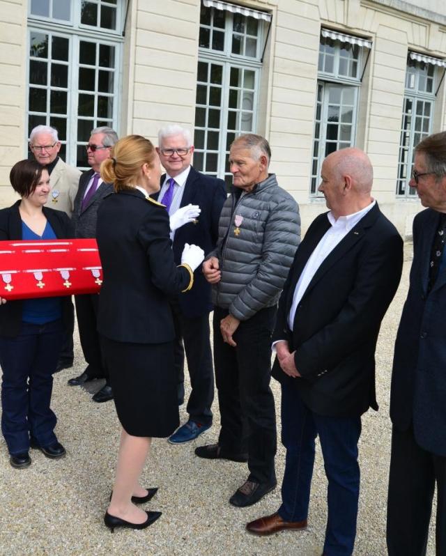 Blandine Georjon, directrice de cabinet du préfet, remettant les croix du combattant