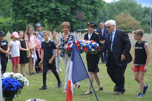 Les élèves remettent la gerbe avec les autorités