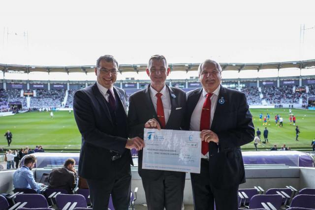 Remise du chèque de don de la France Mutualiste avec Damien Comolli, président du club et François Jacques, président du comité Mutualiste de Toulouse 