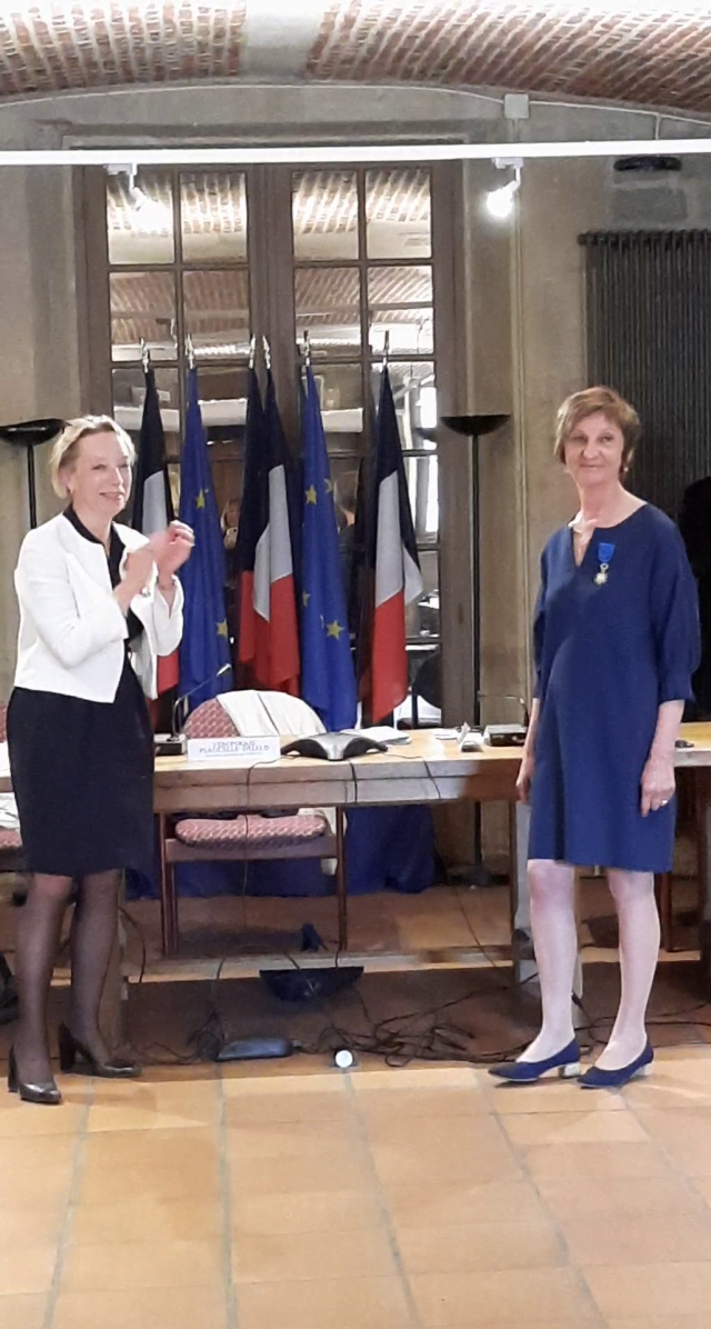 La directrice départementale décorée des mains de la directrice générale