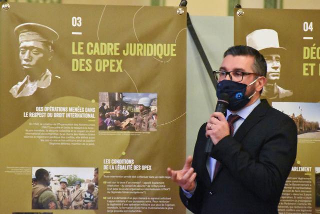 M. Vesnier devant les élèves du lycée René-Cassin.