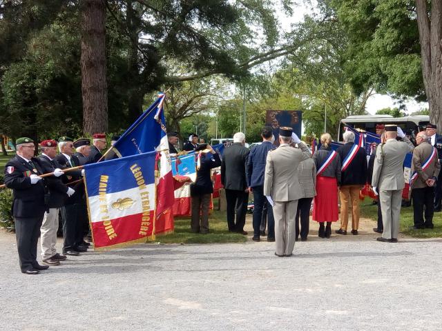 Les autorités devant la stèle des combattants de l'Union française après le dépôt des gerbes