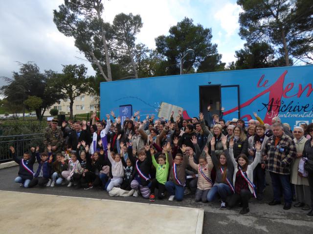 Les participants, arborant fièrement le Bleuet de France, devant le Semi des Archives départementales. 