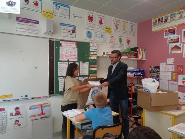 Remise des lots aux élèves de CM1-CM2 de l'école du Thiberge