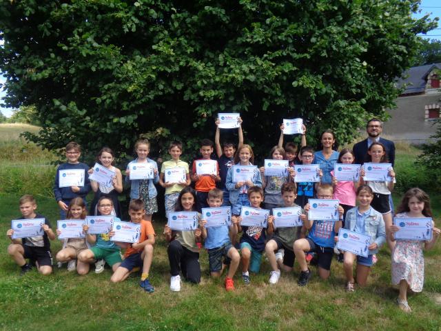 Photo de groupe des élèves avec leurs diplômes