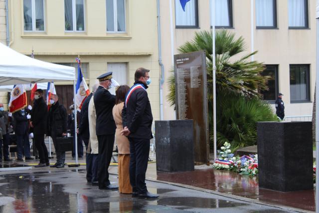 Les personnalités devant le Monument