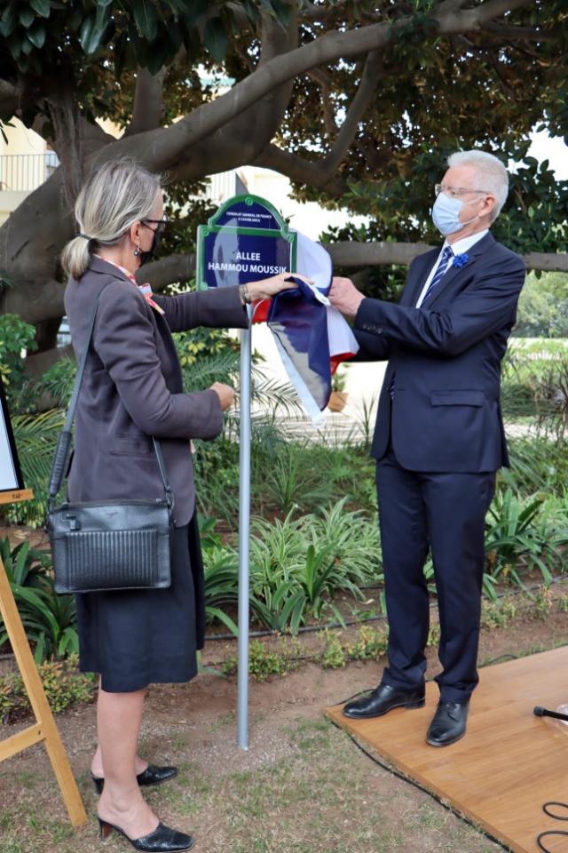 La plaque au nom de M. Hammou Moussik est dévoilée par l'ambassadrice de France et le consul général de France