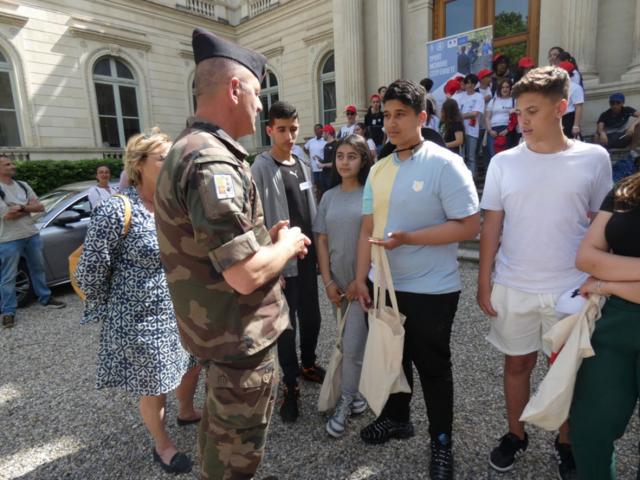 Remise de prix par le lieutenant-colonel MAZEL, délégué militaire départemental adjoint du Gard.