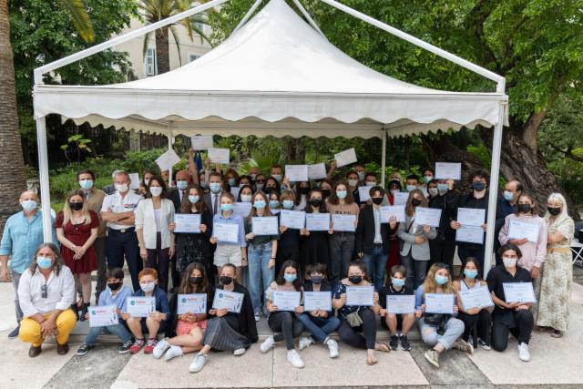 Lauréats fiers de leurs diplômes dans les jardins de la Préfecture de Corse 