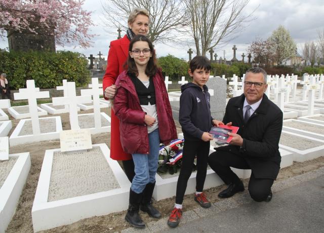 Remise du travail réalisé dans le cadre du concours des petits artistes de la Mémoire