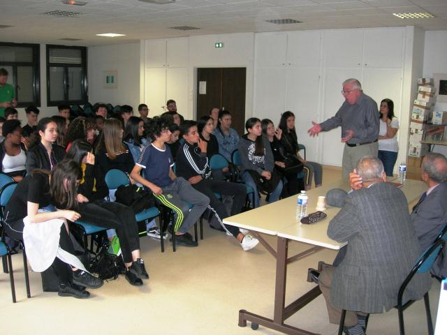 Rencontre entre des témoins de la guerre d'Algérie et deux classes de 3ème du Collège Lezay-Marnésia de Strasbourg-Meinau.