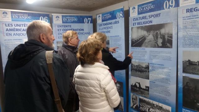 Des personnes devant l’exposition réalisée par l’ONACVG